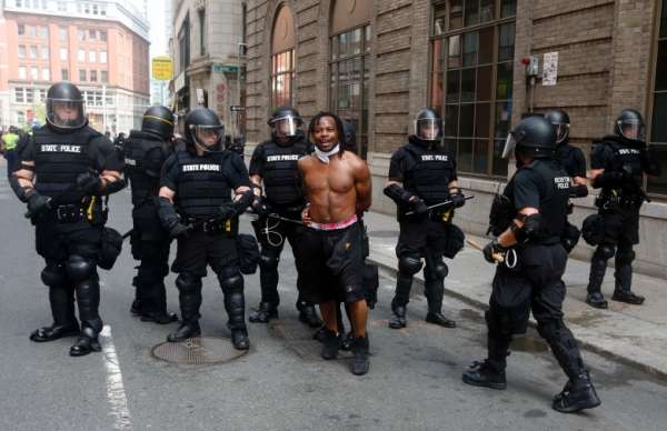 警察押走一名示威者。（美联社图片）