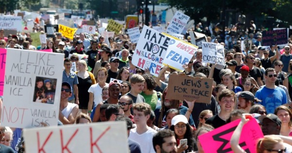 反种族主义示威者抵达波士顿公园，抗议右翼分子举行集会。（美联社图片）