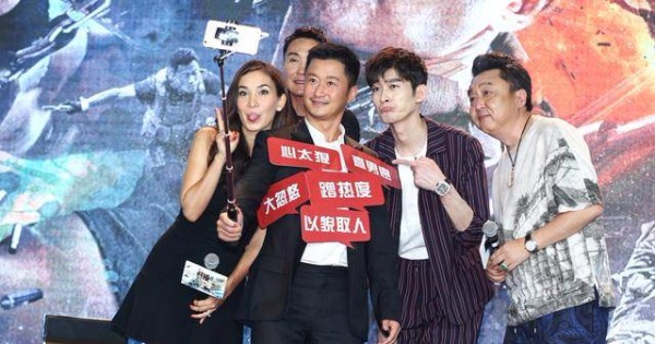 《战狼2》大卖，吴京与一众演员乐呵呵。（网上照片）