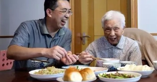 李爱军（左）表示，自己希望母亲（右）可以吃得高兴。（网上图片）