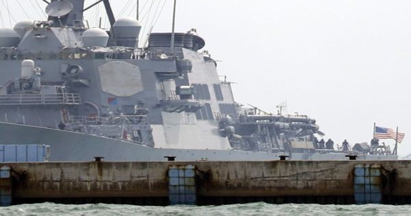 麦凯恩号撞船后停靠在新加坡樟宜海军基地。（美联社图片）