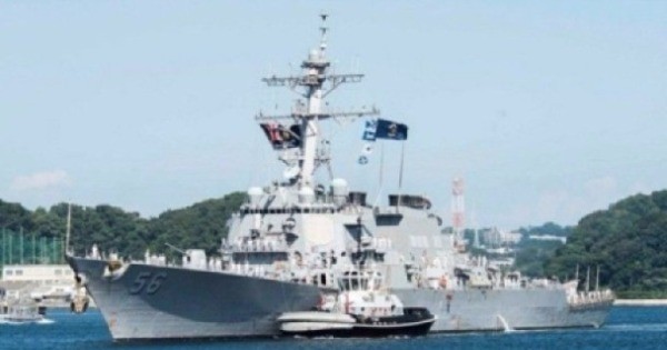 美军驱逐舰麦凯恩号8月在美济礁附近巡航，以挑战中国拥有南海岛礁主权的主张。图为麦凯恩号。（资料图片）