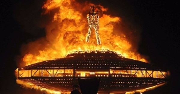 焚烧巨型木人像是火人祭的亮点。（资料图片）