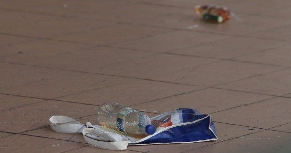 嫌凶朝夜店抛了2个以塑料瓶自制的汽油弹。