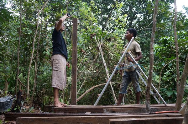阿耀和他的团队在建设树屋时互相协助。每一间树屋大概用一个月完成。