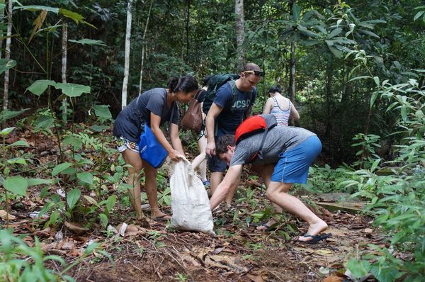 游客和树屋领队在瀑布周边捡拾垃圾，希望可让瀑布恢复干净、美丽的原貌。