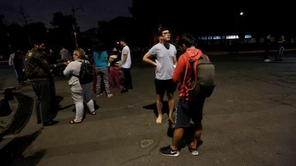 首都墨西哥城有震感，大批民众逃到室外躲避。（网络图）