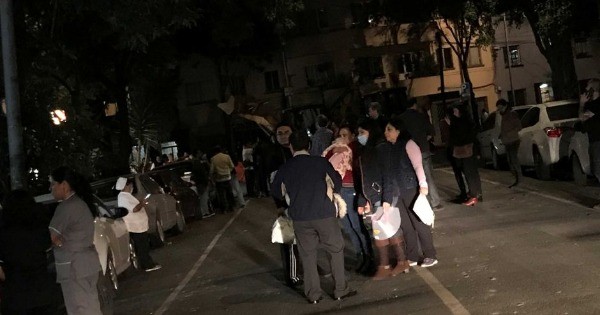 地震发生后，民众聚集在街上。（路透社）
