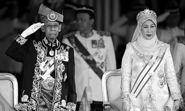 当峇希雅苏丹后在2004年逝世后，殿下与现任端姑哈米娜结婚。