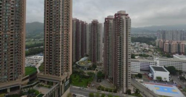 香港财政司司长陈茂波曾警告潜在买家，在香港置业时要小心谨慎。 （档案照）