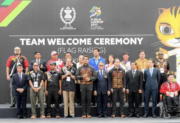 青年及体育部长凯利（前排左五）在东南亚残疾人运动会升旗礼仪式后，与各国代表团领队合影。 