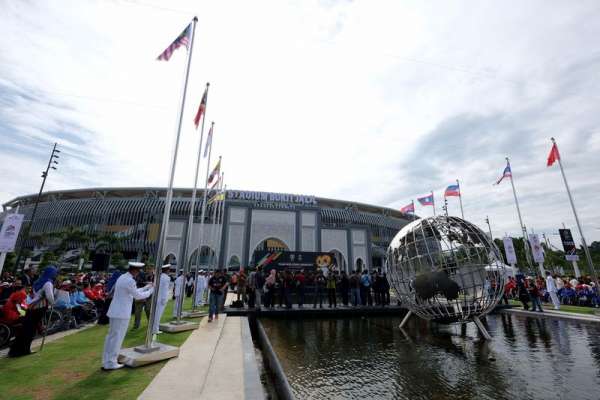 东道主马来西亚代表团和其他10个参赛国代表团，一同出席在武吉加里尔国家体育场举行的东南亚残疾人运动会升旗礼。