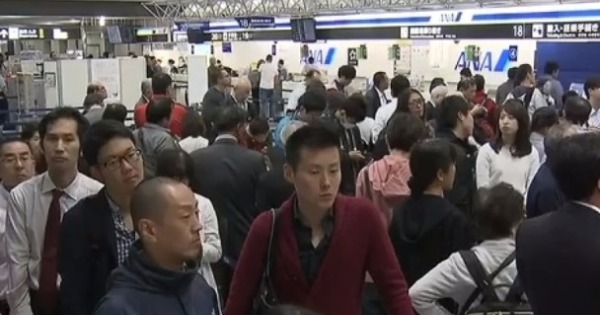 大批旅客于札幌新千岁机场等候消息。（互联网图片）