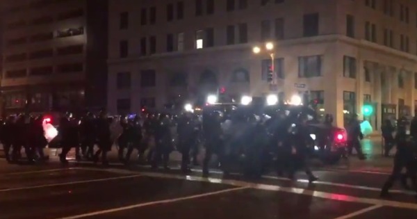 大批防暴警察入城。（互联网图片）