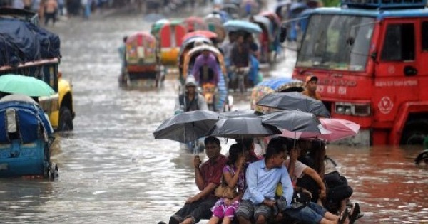 孟加拉连日暴雨，多个地方淹水影响民生，自身难保。（网络图）