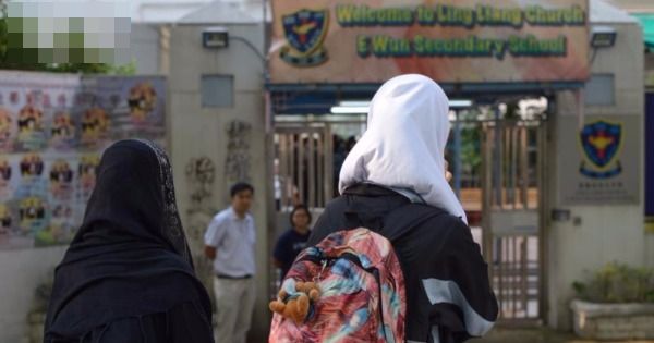 香港一所中学禁止回教徒女学生戴头巾上课，引起外界关注后撤回决定。（明报图）