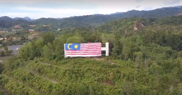 巨型国旗几乎覆盖整个怡保坐标，非常抢眼。（视频截图）