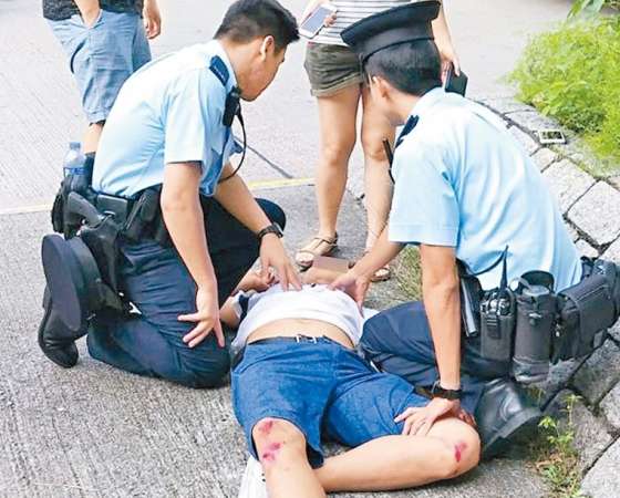 其中一名少年逃走时双膝受伤，由到场警员拘捕。（网络图）