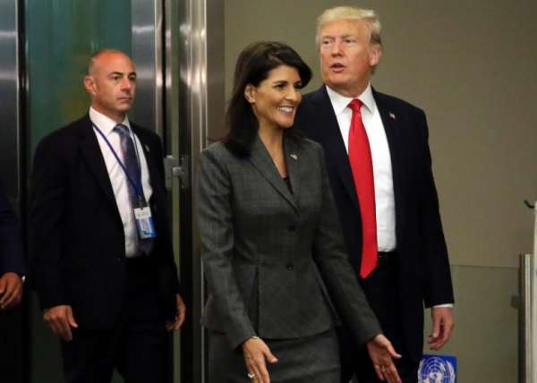 特朗普（右）在常驻联合国代表哈莉陪同下进入联合国大楼。（美联社图片）
