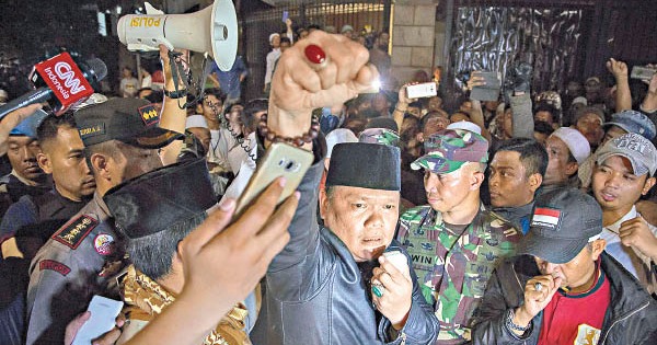 印尼示威者星期一清晨冲击一个疑似讨论排华大屠杀的论坛，最终酿成警民冲突。