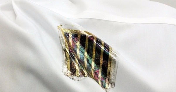 日本科学家研发出一种可以贴附在衣服上面的超薄太阳能电池。（网络图）