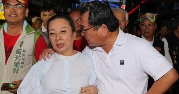 嘉义县长张花冠（中）星期三报警称，立委陈明文（右）在上星期三大士爷文化祭期间强搂“性骚扰”她。