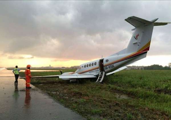 私人客机受恶劣天气影响滑出跑道。 