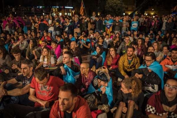 公投结束后，大批支持独立民众聚集在巴塞隆拿广场的主广场。（美联社图片）