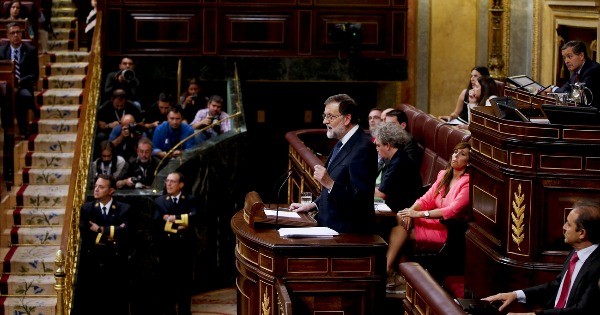 西班牙首相拉霍伊星期三在马德里的国会会议上致词。他拒绝关于调解加泰罗尼亚危机的献议。（美联社）
