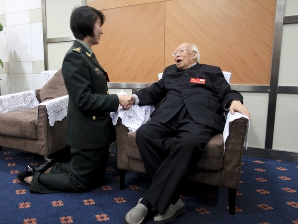 102岁老人焦若愚（右），或成为十九大代表中最年长的一位。