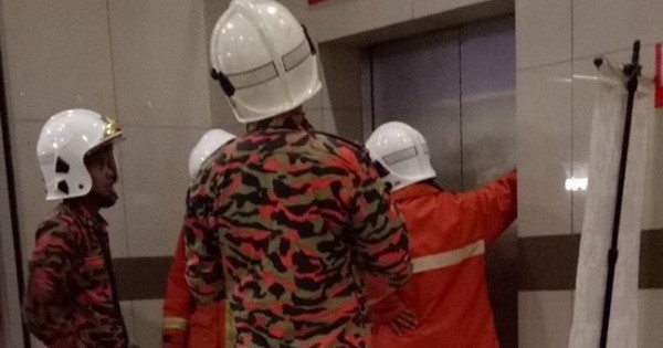 消拯队在星光广场施救3名受困电梯的男子。