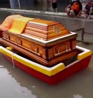 因住家发生大水灾，家属只好把棺木送往武拉必的卫生所办丧。
