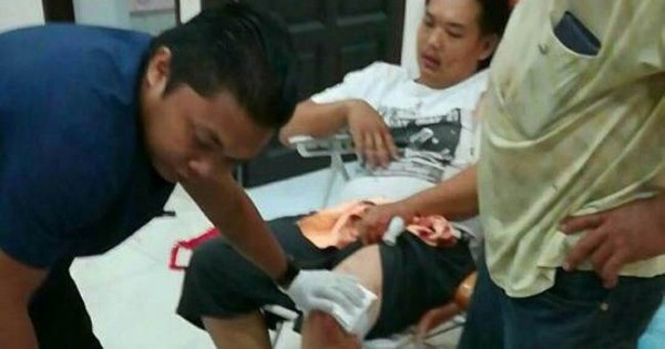 医护人员抵达后为伤者止血。
