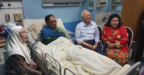 首相纳吉伉俪日前前往医院探望安华。