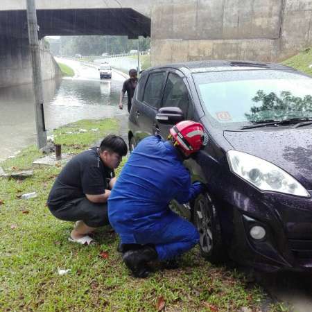 有车主因涉水过而轿车抛锚。