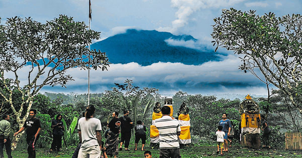 峇厘岛阿贡火山冒出浓烟，东部卡朗阿森民众星期三聚集观望。（欧新社）