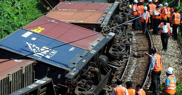 货运火车发生12个车厢脱轨意外，所幸无人伤亡。
