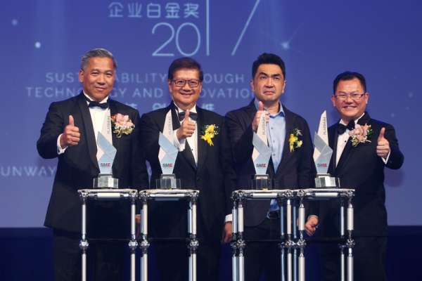重量级嘉宾为2017年企业白金奖开幕，令场面更为隆重。左起为江华强、杨元庆、林奕豪及邱进财。