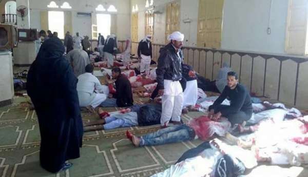 埃及一座回教堂遭遇恐怖袭击，现场可见遍地死伤者。（网络图）