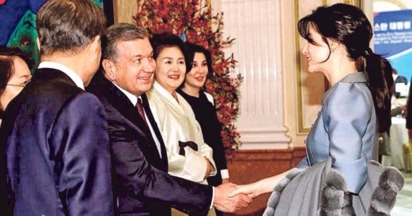 李英爱周四出席韩国国宴，跟乌兹别克总统握手。