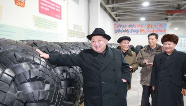 金正恩视察制造导弹发射车轮胎的工厂。（美联社）