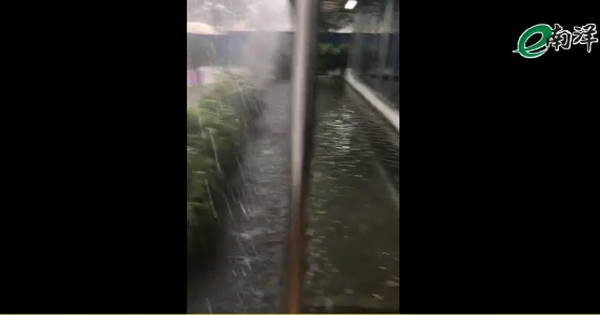 槟城数个地区出现积水现象。