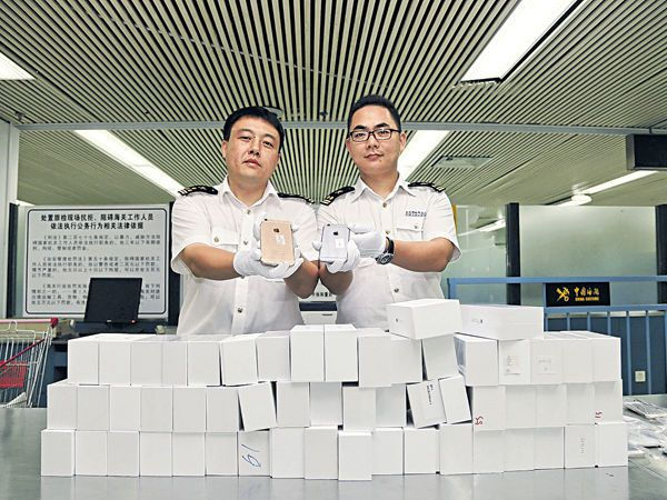 中国广东省深圳执法部门捣破3个走私集团，利用跨境学童的书包偷运手机等电子产品北上贩卖。