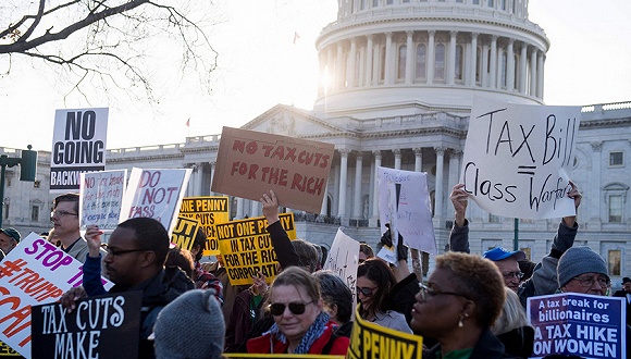 民众在华盛顿国会山外集会抗议共和党税改法案。（网络图）