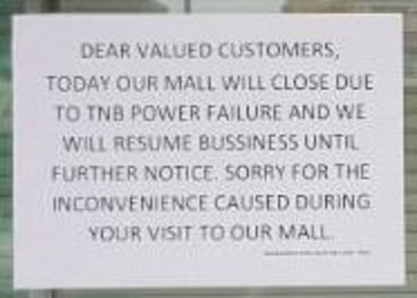 位于武吉英达的永旺广场遇停电波及，在入口处贴出通告。
