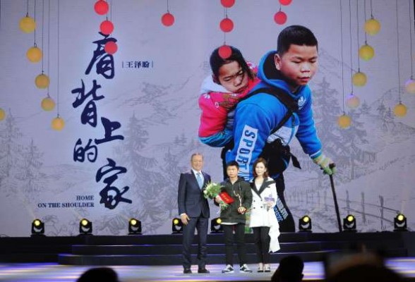 其中一部影片《肩背上的家》的主角王泽盼（站者中）从6岁开始就背着大他2岁的姐姐去上课，至今已经9年。 