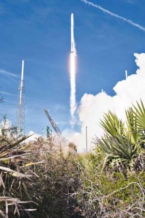 SpaceX公司完成又一壮举，同时利用回收的火箭和太空船，成功替美国太空总署将货物运抵国际太空站。 （欧新社）