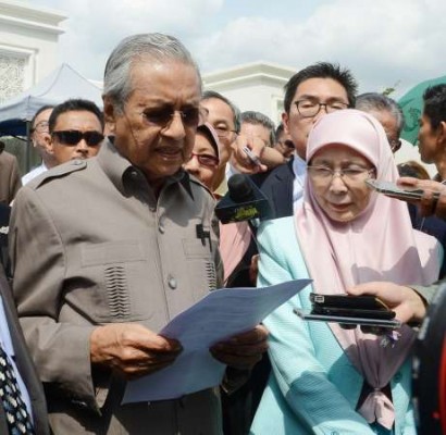 希盟宣布马哈迪医生将担任首相,旺阿兹莎医生则是希盟副首相人选。（档案照）