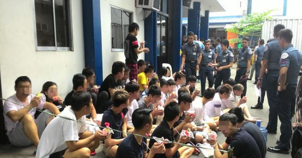 中华民国驻菲代表处人员14日上午到菲律宾国家警署总部探视前一天被捕的台籍电信诈骗嫌犯。（网络图） 