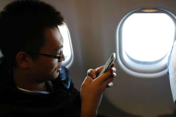 中国多家航空公司解除乘客的手机禁令。